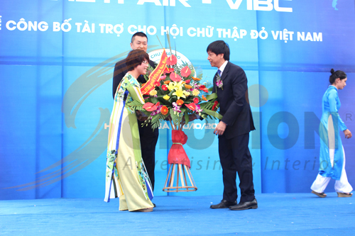 Rất nhiều doanh nghiệp trao lẵng hoa mừng lễ khai trương của VIBC